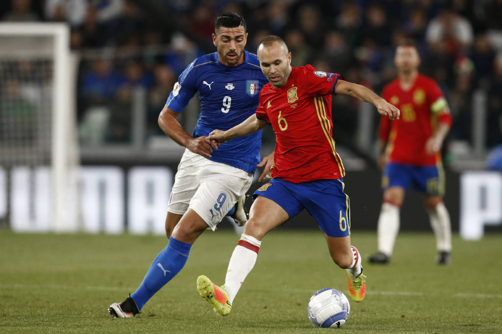 Espanha e Itália fizeram duelo de gigantes (Foto: Marco Bertorello/AFP) 