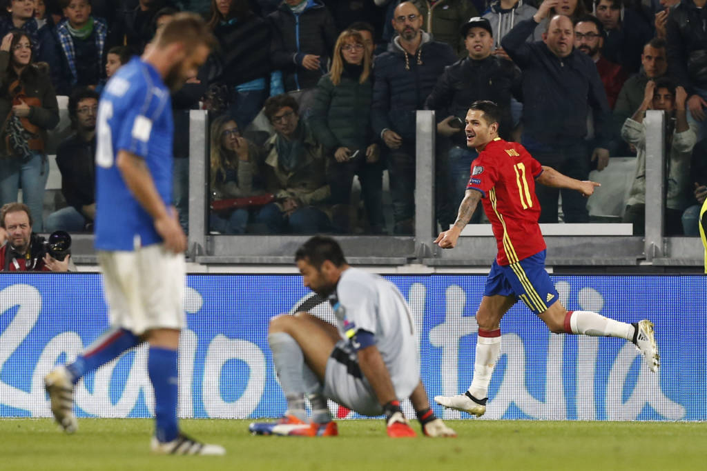 Buffon falhou no gol da Espanha (Foto: Marco Bertorello/AFP) 