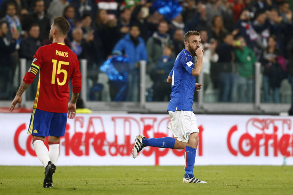 De Rossi converteu o pênalti feito por Ramos (Foto: Marco BERTORELLO/AFP)