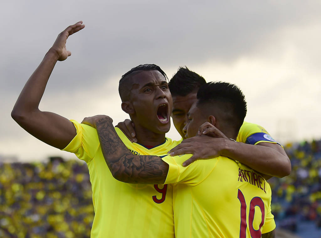 Ecuador's Cristian Ramirez (R) celebrates with teammates after scoring against Chile during their Russia 2018 World Cup football qualifier match in Quito, on October 6, 2016. / AFP PHOTO / Rodrigo BUENDIA