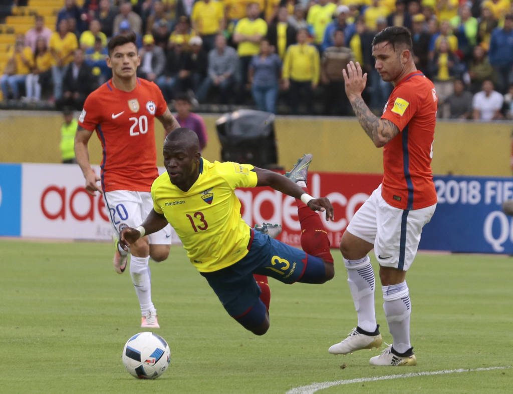 O atacante equatoriano Enner Valencia escapou da polícia ao deixar estádio de ambulância (Foto: Juan Cevallos/AFP)