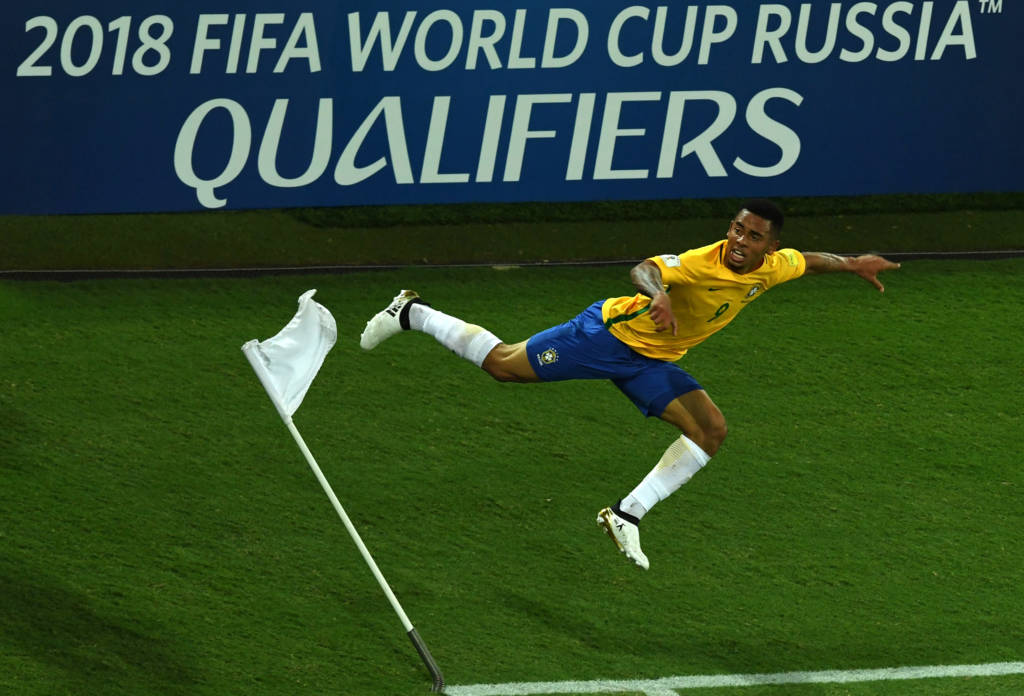 Gabriel Jesus comemora seu gol chutando a bandeirinha de escanteio em Natal (Foto: Vanderlei Almeida/AFP)