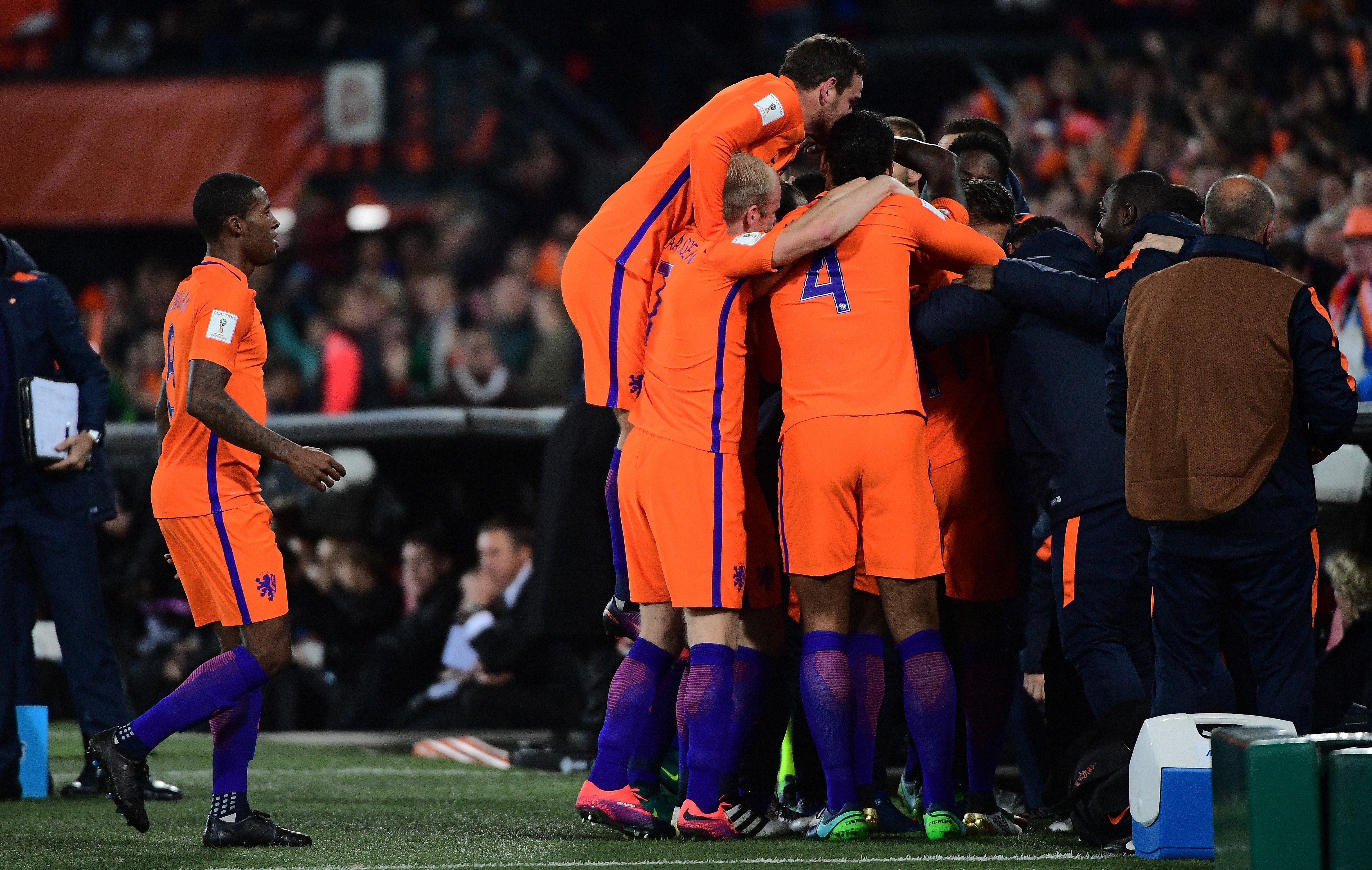 A holanda se recuperou do empate na estreia e chegou na liderança do grupo (Foto: Emmanuel Dunand/AFP)