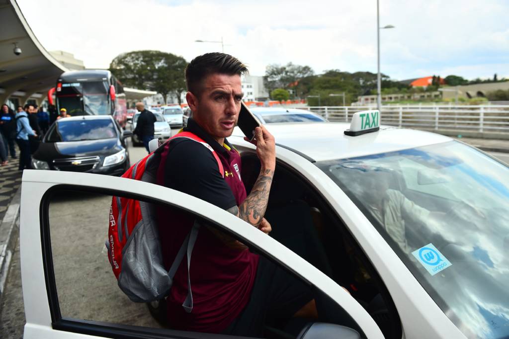 Julio Buffarini custou R$ 6 milhões e foi uma das exigências de Patón Bauza antes do técnico sair do clube (Foto:Sergio Barzaghi/Gazeta Press)
