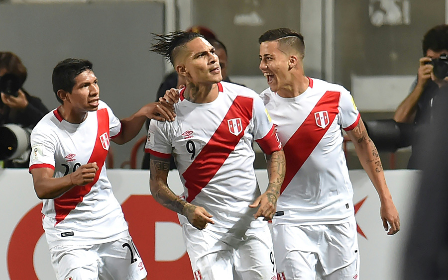 Guerrero comemorando gol marcado contra a Argentina (Foto: AFP)