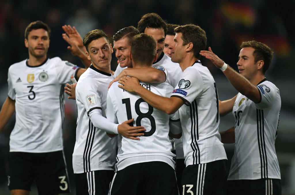 Toni Kroos e Thomas Müller marcaram os gols da Alemanhã neste sábado (AFP PHOTO / PATRIK STOLLARZ)