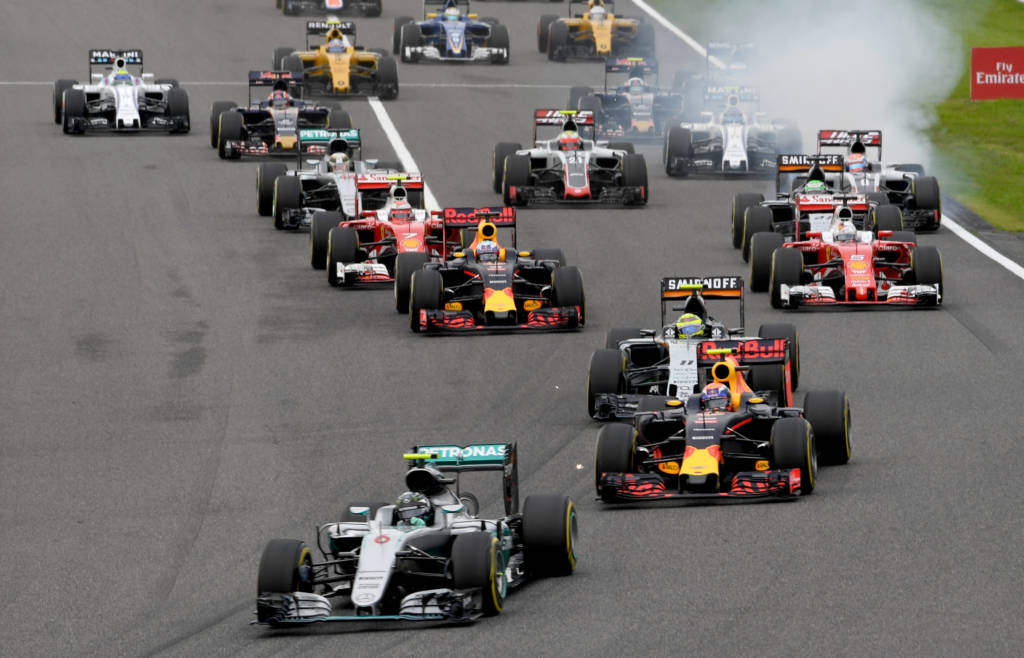 Hamilton caiu para o oitavo lugar na largada, enquanto Rosberg manteve a liderança intacta (Foto: Toshifumi Kitamura/AFP)
