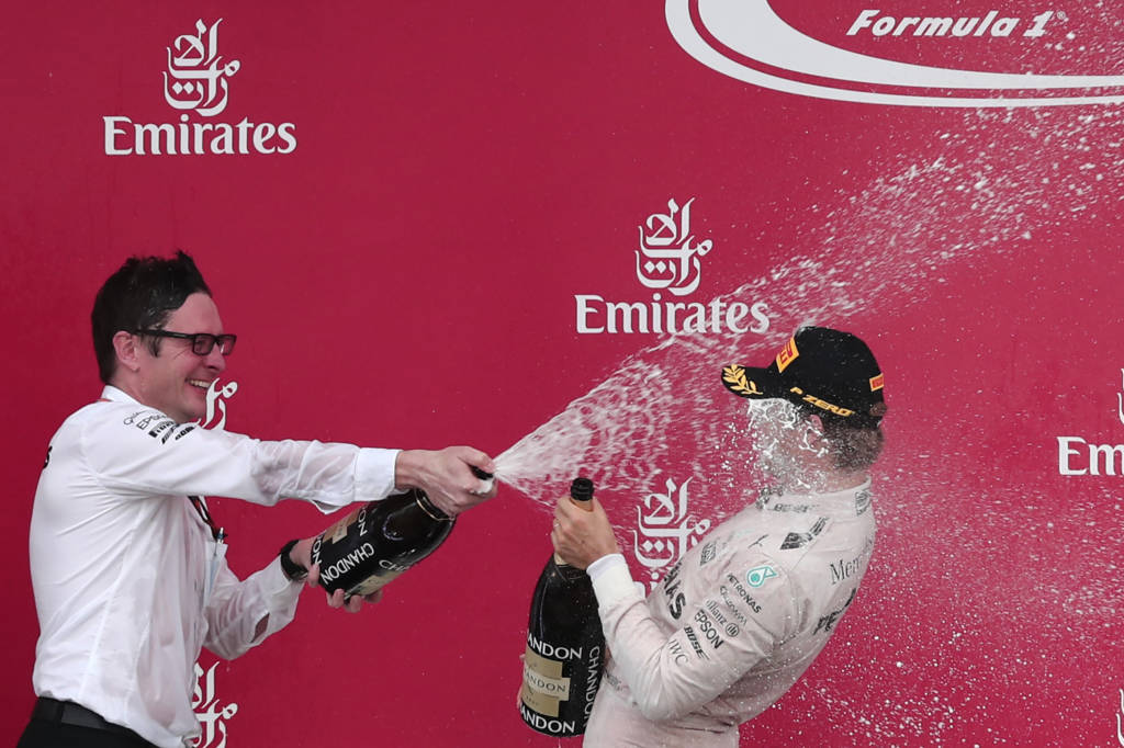 A vitória de Rosberg e o terceiro lugar de Hamilton deram o tricampeonato à Mercedes (Foto: Behrouz Mehri/AFP)
