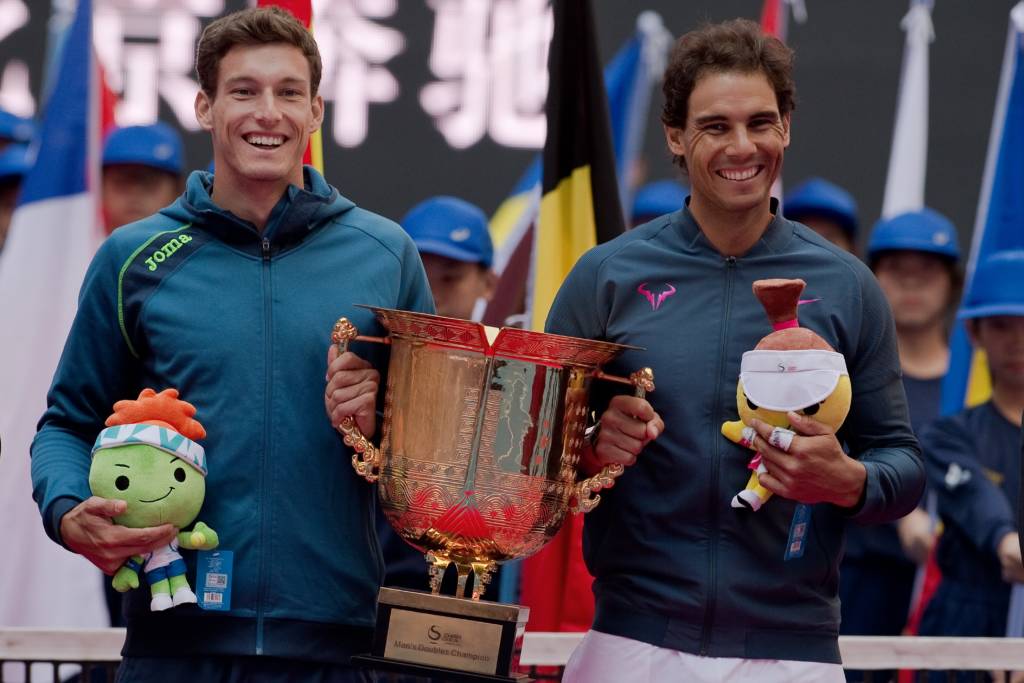 Rafael Nadal e Pablo Carreño-Busta posam com o troféu do ATP de Pequim (Foto: Nicolas Asfouri/AFP) 