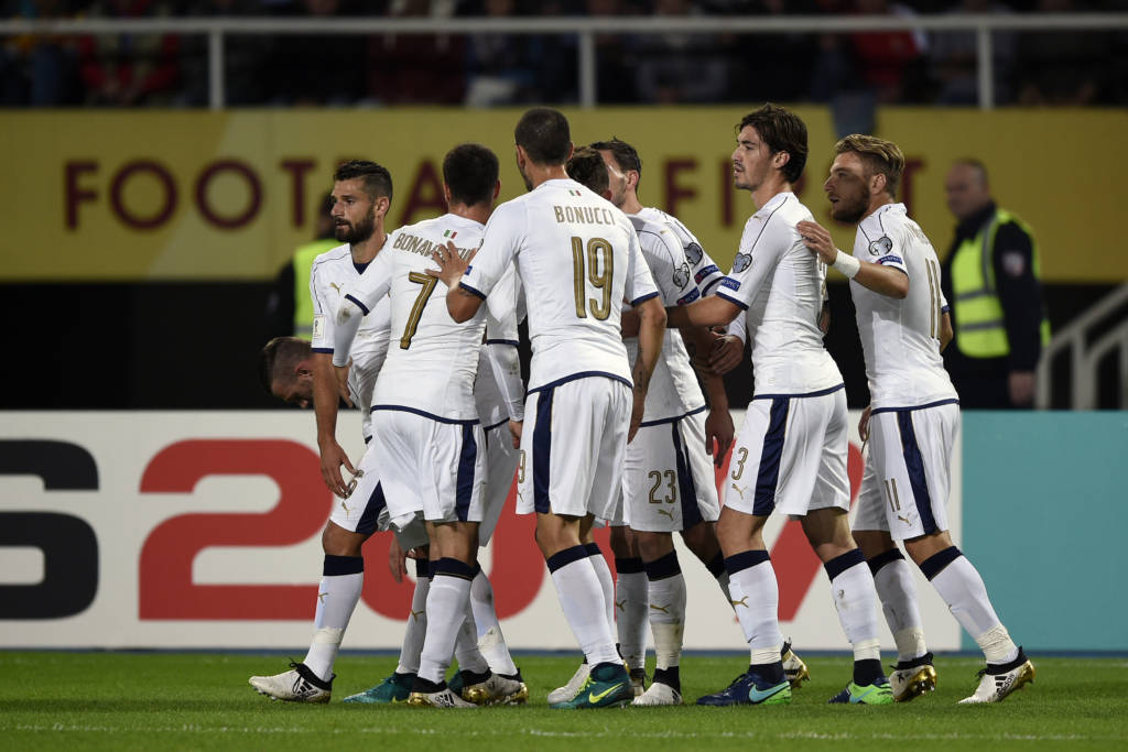 Belotti comemora o primeiro gol da partida com seus companheiros (Foto: DIMITAR DILKOFF/AFP)