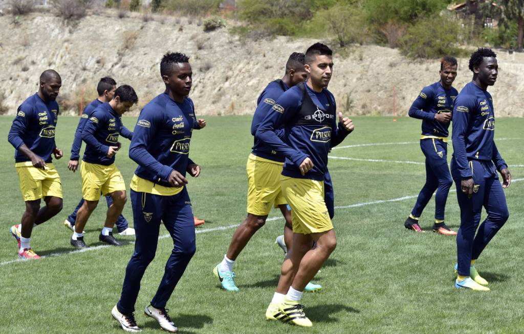 Ecuador's national footballers jog during a training session on October 10, 2016 in La Paz, ahead of a Russia 2018 FIFA World Cup qualifier match against Bolivia on October 11. / AFP PHOTO / AIZAR RALDES