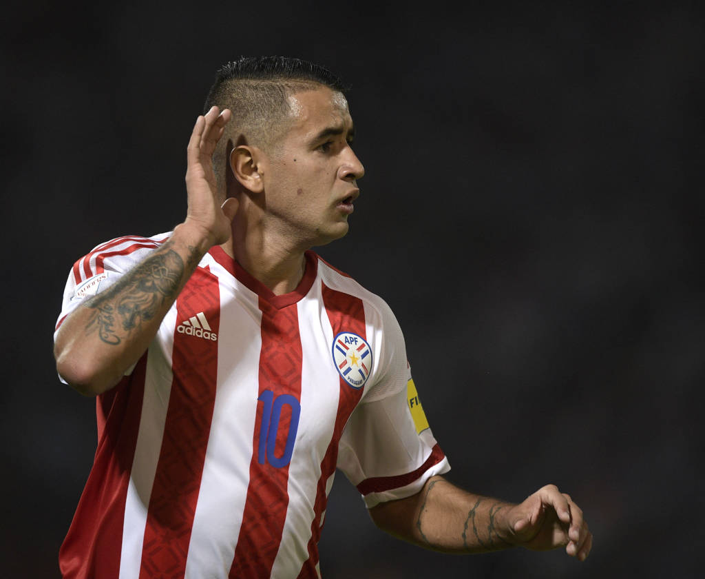 González fez o gol da vitória paraguaia e provocou a torcida argentina (Foto: Juan Mabromata/AFP)