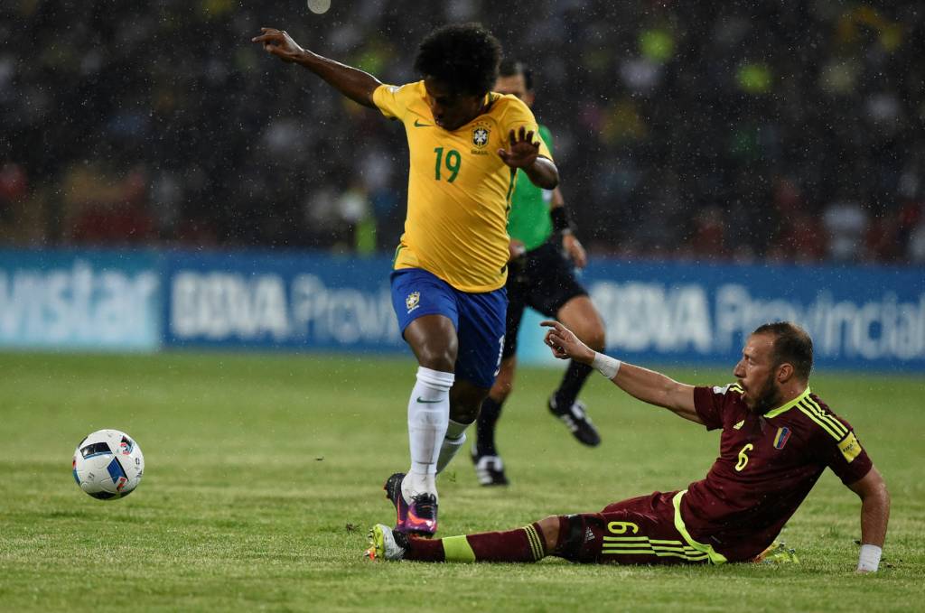 Substituto de Neymar, Willian fechou a contagem antes do apagão nos refletores (foto: Juan Barreto/AFP)