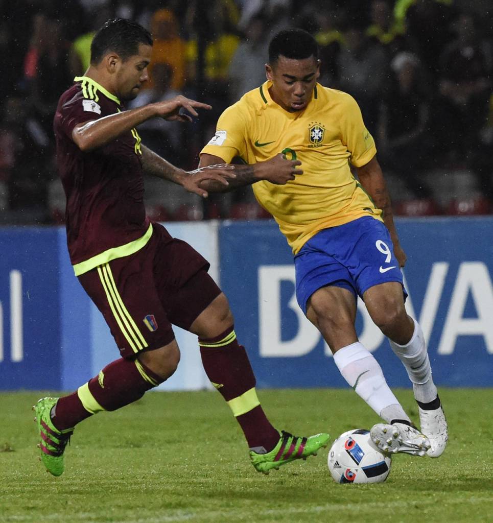 Arles Flores, da Venezuela, e Gabriel Jesus, da Seleção Brasileira. (Foto: Juan Barreto/AFP)