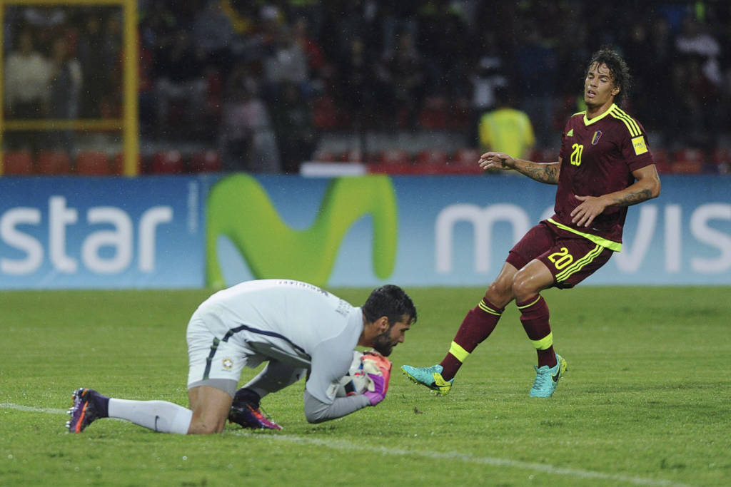 O goleiro Alisson quase não trabalhou diante do fraco ataque da seleção venezuelana (foto: George Castellanos/AFP)