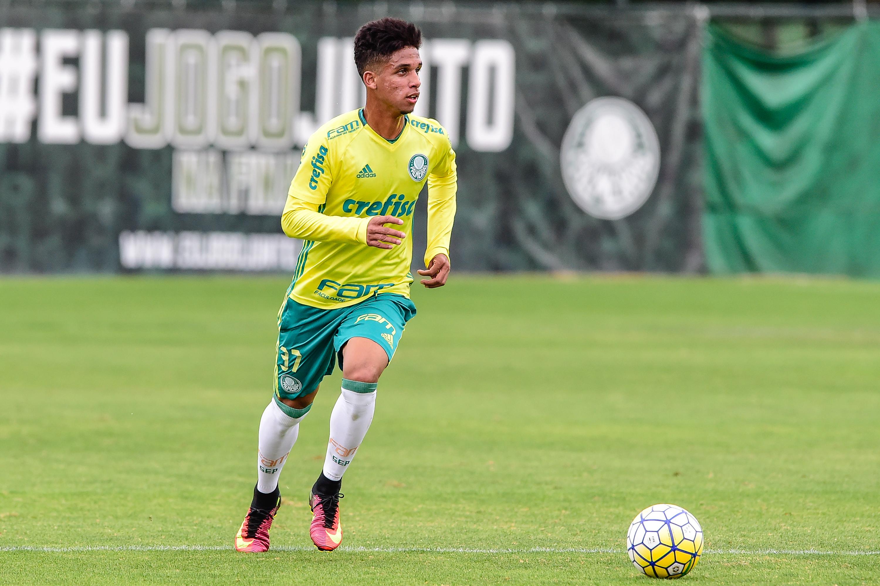 Com status de promessa, Vitinho tem 18 anos de idade e já treina com os profissionais (Foto: Fernando Dantas/Gazeta Press)