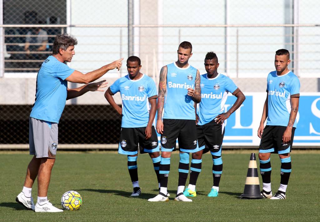 RS - FUTEBOL/TREINO GREMIO - ESPORTES - Jogadores do Gremio realizam treino durante a tarde desta terça-feira no Centro de Treinamentos Luiz Carvalho, na preparacao para o Campeonato Brasileiro 2016. FOTO: RODRIGO RODRIGUES/GREMIO FBPA