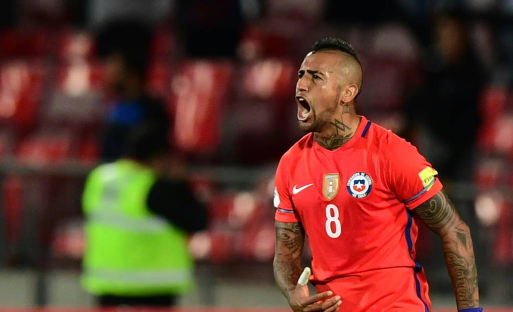 Arturo Vidal marcou os dois gols do Chile na vitória em cima do Peru (AFP PHOTO / Martin BERNETTI)