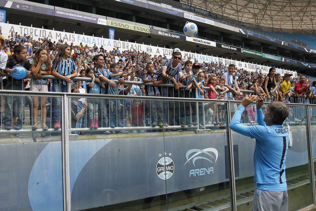 Ao final da atividade, o técnico Renato Portaluppi e alguns jogadores distribuíram bolas para as crianças na arquibancada (Foto: Lucas Uebel/Grêmio FBPA)