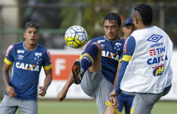 Emprestado ao Cruzeiro, o meia Robinho ainda pertence ao Palmeiras (Foto: Washington Alves/Divulgação)