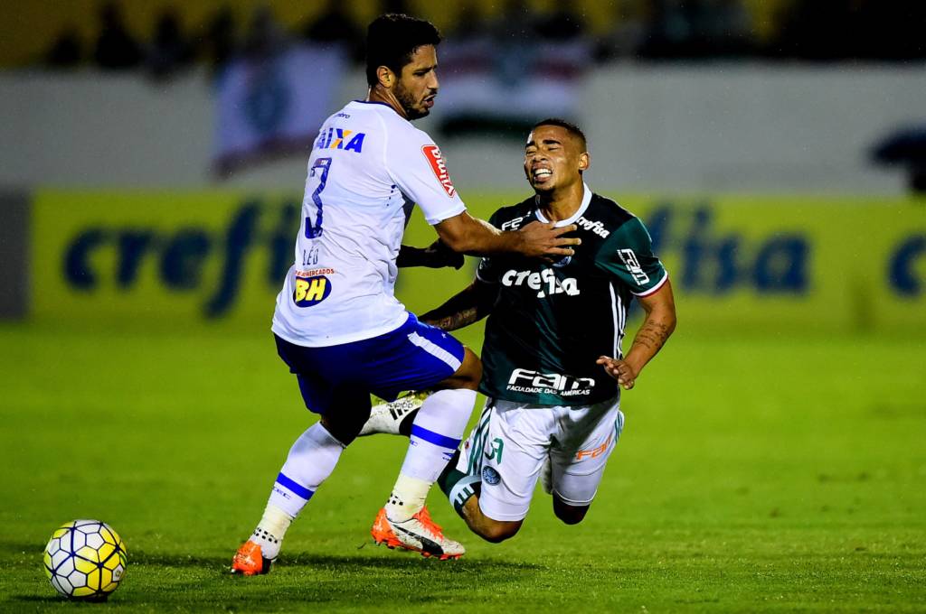 Gabriel Jesus (d), jogador do Palmeiras, e Léo, do Cruzeiro, durante partida válida pela trigésima rodada do Campeonato Brasileiro 2016.