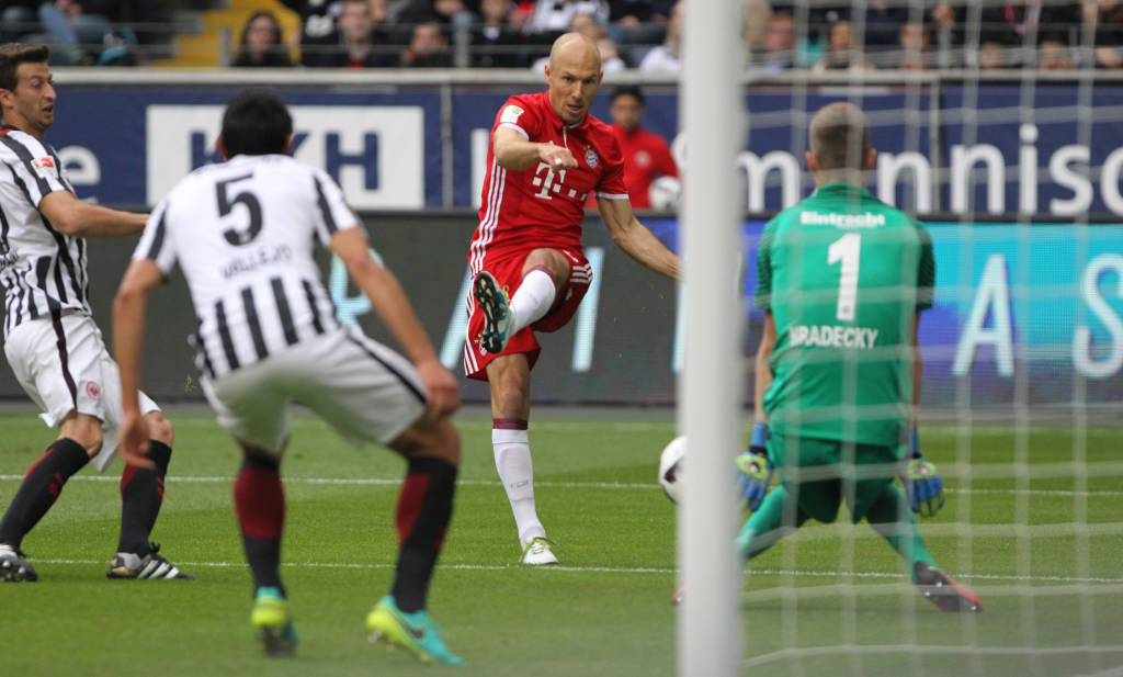 Bayern Munich's Dutch midfielder Arjen Robben (C) cores the 1-0 during the German first division Bundesliga football match between Eintracht Frankfurt and FC Bayern Munich, in Frankfurt, on October 15, 2016. / AFP PHOTO / DANIEL ROLAND / RESTRICTIONS: DURING MATCH TIME: DFL RULES TO LIMIT THE ONLINE USAGE TO 15 PICTURES PER MATCH AND FORBID IMAGE SEQUENCES TO SIMULATE VIDEO. == RESTRICTED TO EDITORIAL USE == FOR FURTHER QUERIES PLEASE CONTACT DFL DIRECTLY AT + 49 69 650050