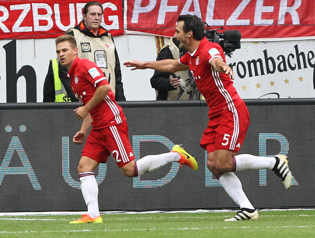 Bayern Munich's midfielder Joshua Kimmich (L) celebares after scoring the 2-1 goal during the German first division Bundesliga football match between Eintracht Frankfurt and FC Bayern Munich, in Frankfurt, on October 15, 2016. / AFP PHOTO / DANIEL ROLAND / RESTRICTIONS: DURING MATCH TIME: DFL RULES TO LIMIT THE ONLINE USAGE TO 15 PICTURES PER MATCH AND FORBID IMAGE SEQUENCES TO SIMULATE VIDEO. == RESTRICTED TO EDITORIAL USE == FOR FURTHER QUERIES PLEASE CONTACT DFL DIRECTLY AT + 49 69 650050