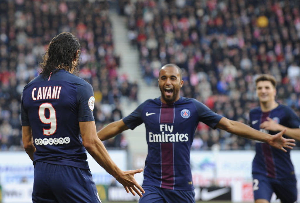 Lucas e Cavani fizeram os gols do PSG (Foto: Jean-Christophe Verhaegen/AFP)