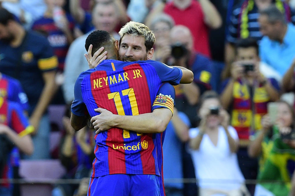 Messi comemora gol junto a Neymar, que deu assistência ao argentino (Foto: Lluis Gene/AFP)