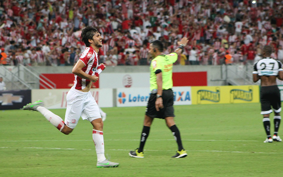 Zagueiro Igor Rabello comemora gol da vitória do Náutico nos acréscimos (Foto: Divulgação)