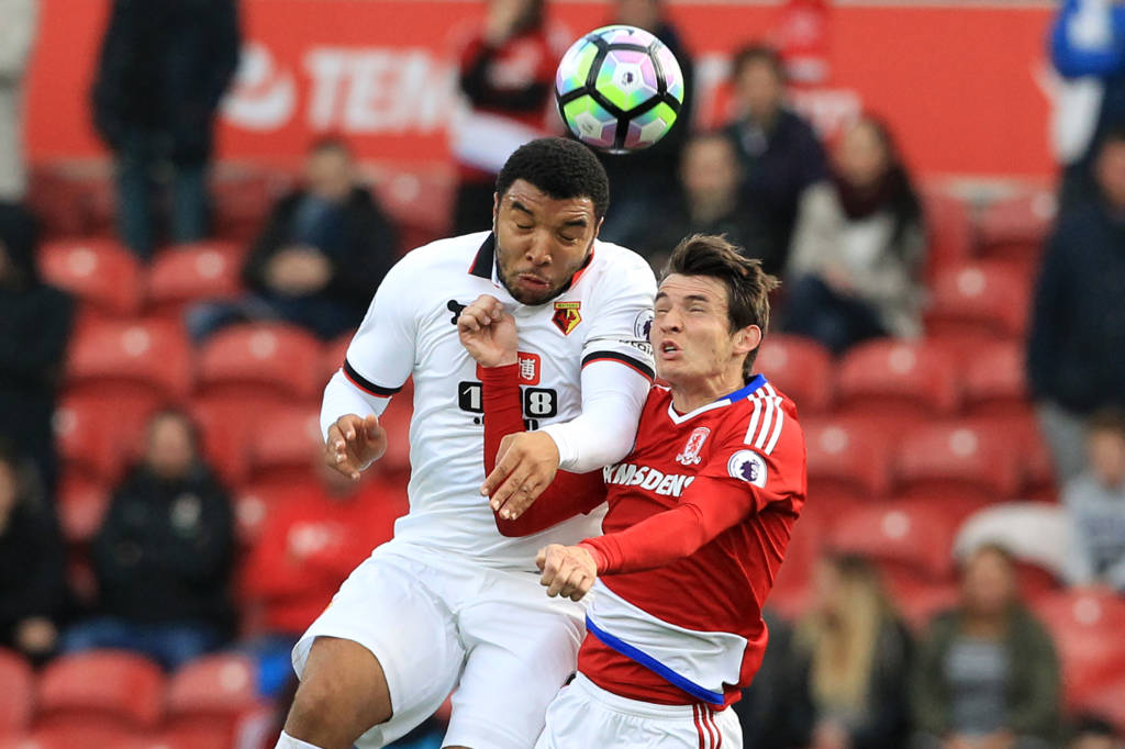 Watford (branco) chegou ao terceiro triunfo no Inglês (Foto: Lindsey Parnaby/AFP)