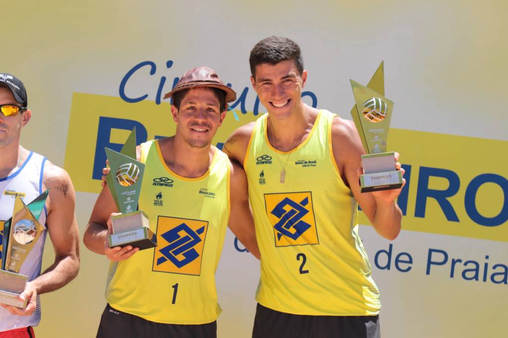 Saymon e Álvaro Filho conquistaram o primeiro título juntos (Foto: Matheus Vidal/CBV) 