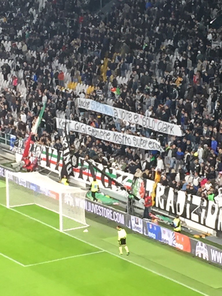 Torcedores do Juventus fizeram uma faixa no intervalo da partida para apoiar Buffon, que falhou no primeiro gol (Foto: Reprodução/Twitter)
