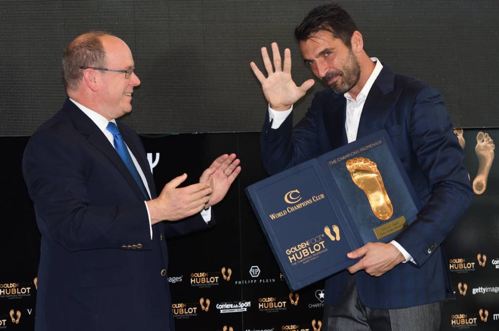 O goleiro Gianluigi Buffon recebeu o prêmio Golden Foot do príncipe Albert II, de Monaco (Foto: Yann COATSALIOU/AFP)