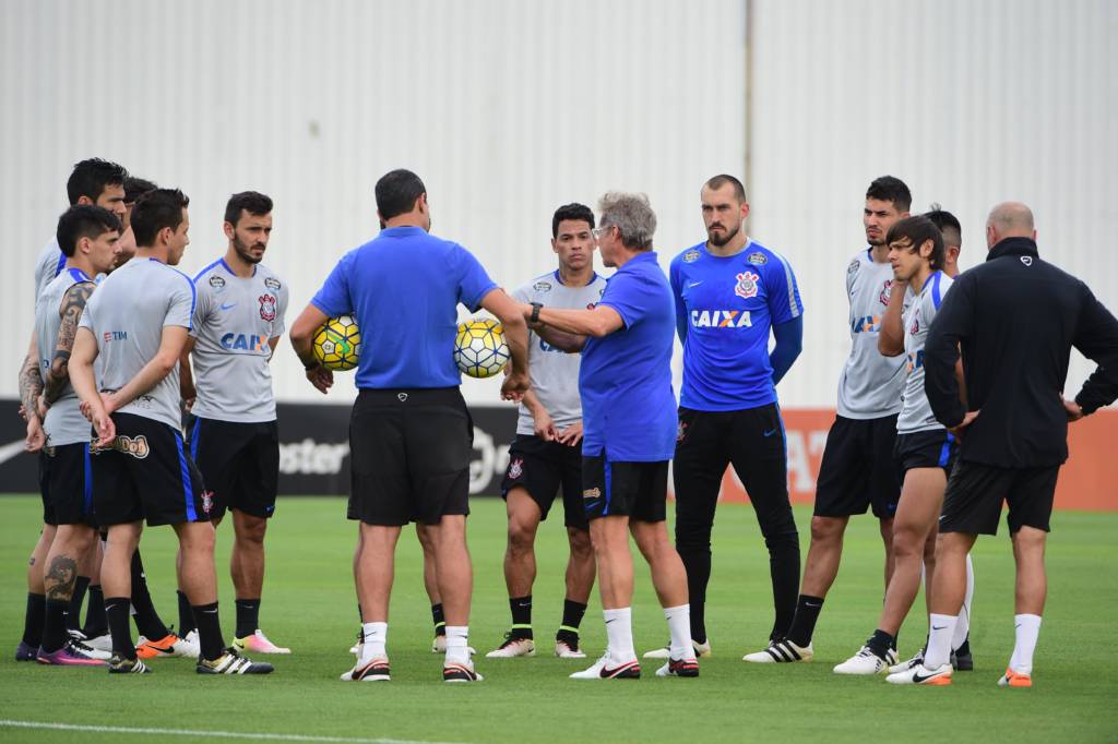 Oswaldo esboçou a escalação corintiana em treino comandado por Carille (foto: Djalma Vassão/Gazeta Press)