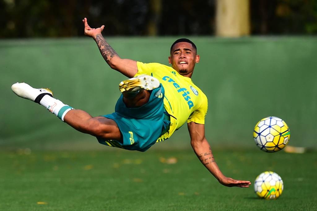 Gabriel Jesus, jogador do Palmeiras, durante treino na Academia de Futebol, na Zona Oeste da capital paulista.
