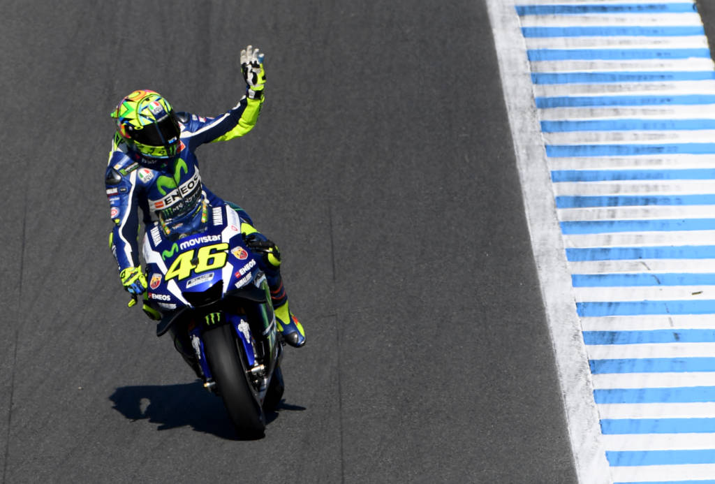 Movistar Yamaha MotoGP's Italian rider Valentino Rossi waves to spectators during the MotoGP-class fourth free practice session at the Japanese Grand Prix in the Twin Ring Motegi circuit in Motegi on October 15, 2016. / AFP PHOTO / TOSHIFUMI KITAMURA