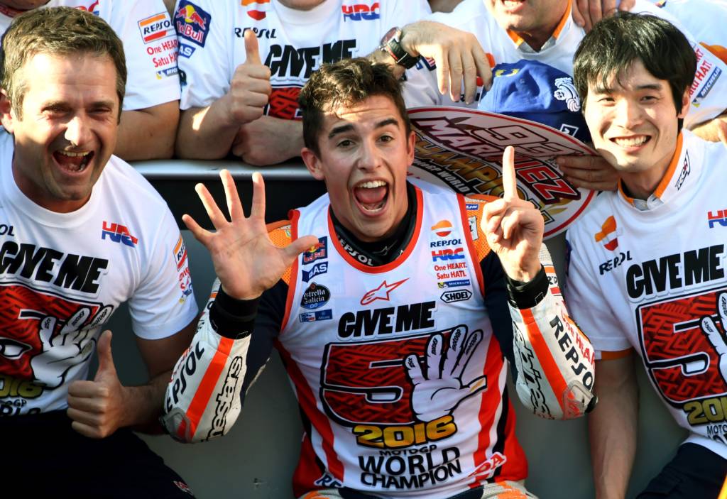 Repsol Honda Team's Spanish rider Marc Marquez (C) celebrates his victory with his team members after winning the MotoGP race at the Japanese Grand Prix in the Twin Ring Motegi circuit in Motegi on October 16, 2016. / AFP PHOTO / TOSHIFUMI KITAMURA
