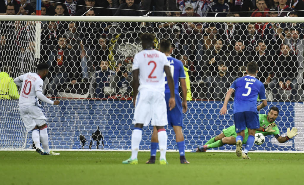 Lyon's French forward Alexandre Lacazette (L) shoots a penalty stoped by Juventus' Italian goalkeeper Gianluigi Buffon (R) during the Champions League football match between Olympique Lyonnais and Juventus on October 18, 2016 at the Parc Olympique Lyonnais stadium in Decines-Charpieu near Lyon, southeastern France. / AFP PHOTO / PHILIPPE DESMAZES