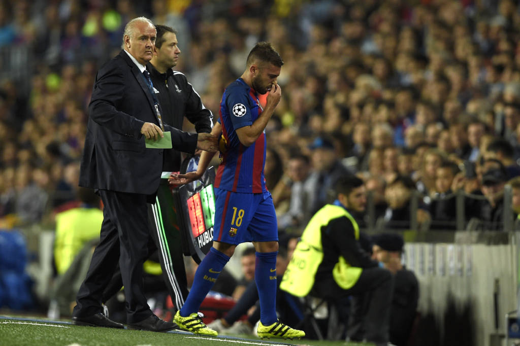 Barcelona's defender Jordi Alba (R) leaves the pitch during the UEFA Champions League football match FC Barcelona vs Manchester City at the Camp Nou stadium in Barcelona on October 19, 2016. / AFP PHOTO / LLUIS GENE