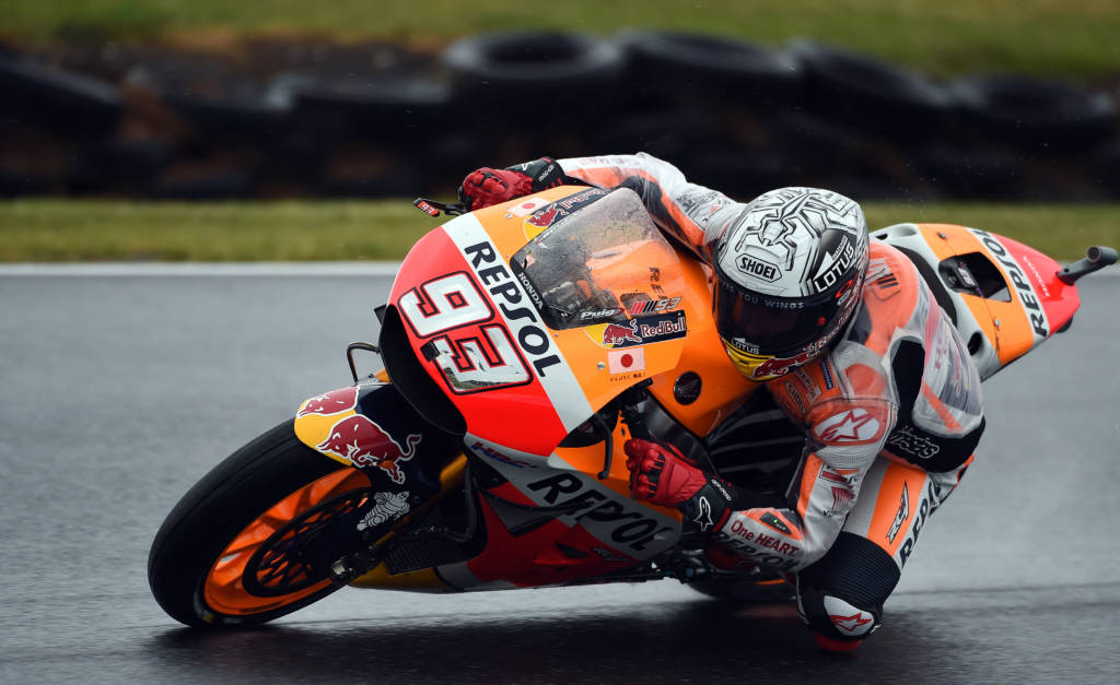 Repsol Honda Team's Spanish rider Marc Marquez takes a corner during the first practice session ahead of 2016 Australian Grand Prix at Phillip Island on October 21, 2016. / AFP PHOTO / SAEED KHAN / IMAGE STRICTLY RESTRICTED TO EDITORIAL USE  STRICTLY NO COMMERCIAL USE