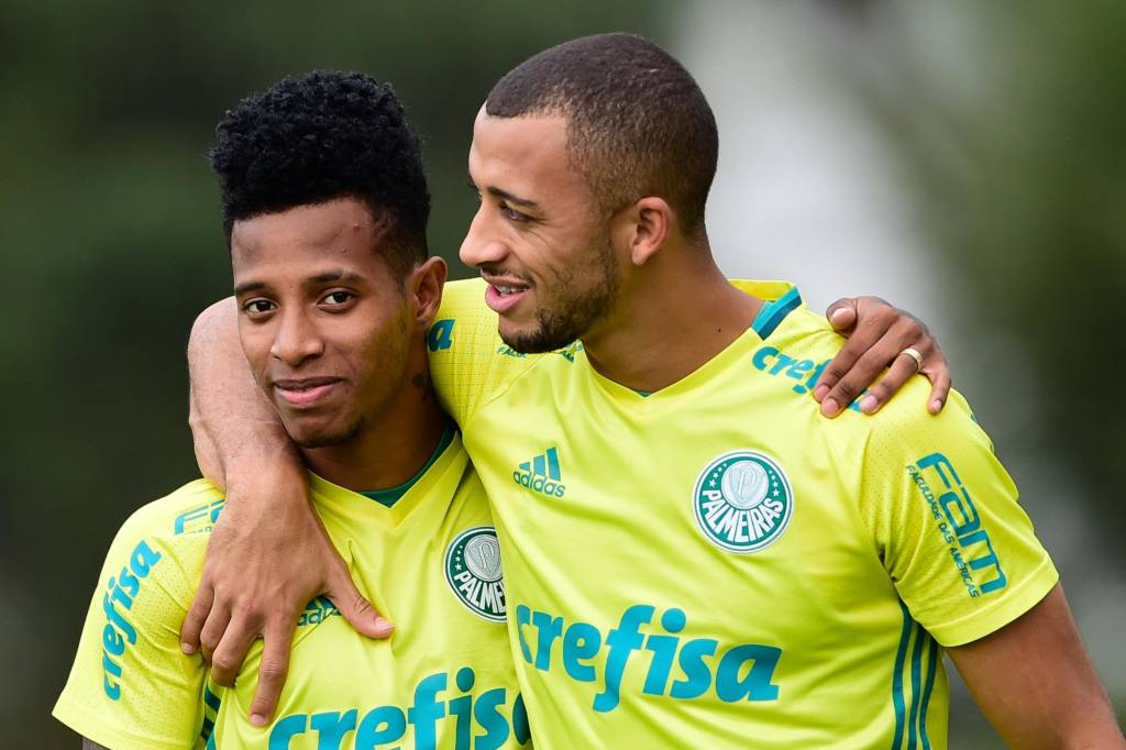 Tchê Tchê (E) e Vitor Hugo, jogadores do Palmeiras durante treino na Academia de Futebol (Barra Funda), na Zona Oeste da capital paulista.