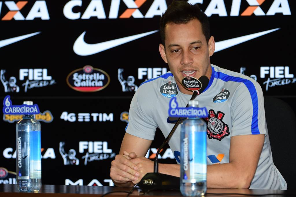 Sem ressaca nesta sexta-feira, Rodriguinho dispensou a água à sua frente (foto: Djalma Vassão/Gazeta Press)