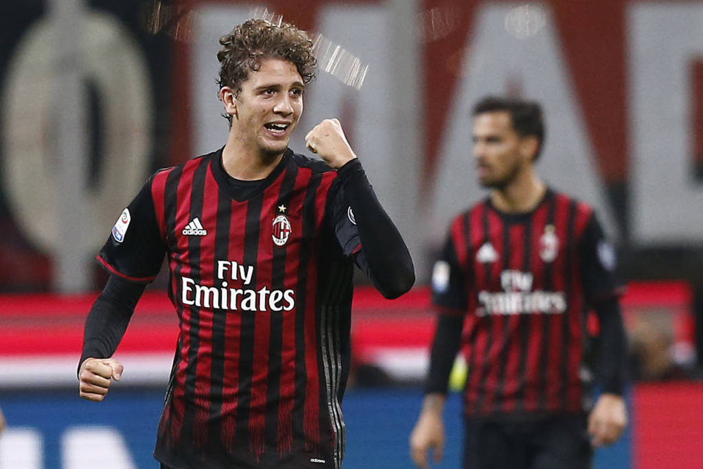 AC Milan's midfielder Manuel Locatelli celebrates after scoring (L) during the Italian Serie A football match AC Milan versus Juventus on October 22, 2016 at the San Siro Stadium in Milan. / AFP PHOTO / MARCO BERTORELLO
