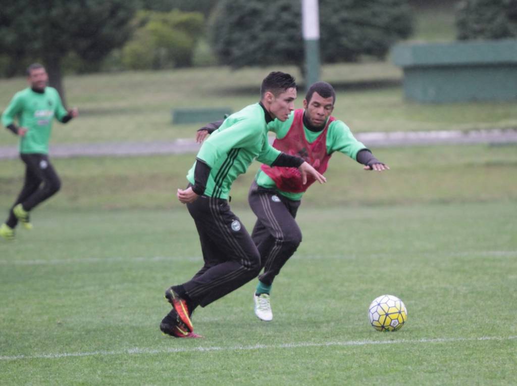 Mesmo com especulações de transferência, Raphael Veiga irá para o jogo (Foto: Divulgação/Coritiba)