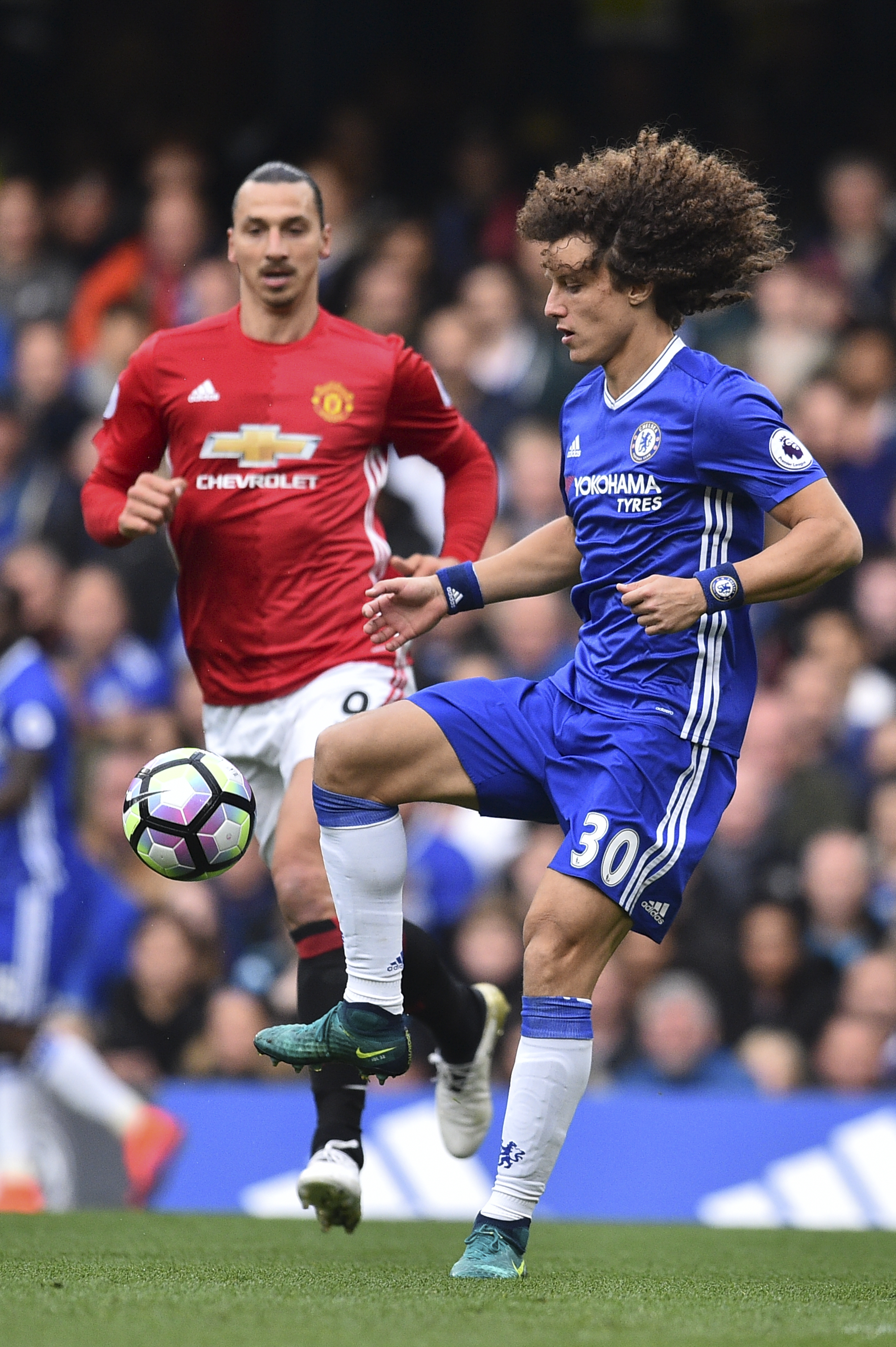 Ex-parceiros de PSG, Ibra e David Luiz se reencontraram como rivais neste domingo (Foto: AFP/GLYN KIRK)