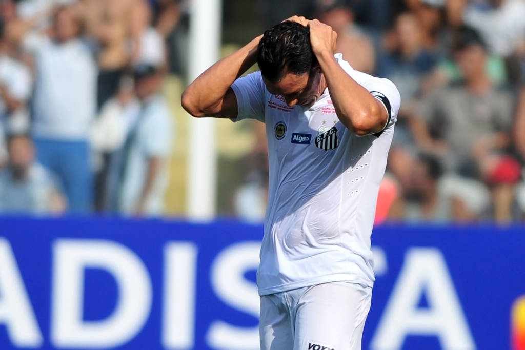 Ricardo Oliveira deixou a partida sentindo dores e preocupa para o clássico (Foto: Ivan Storti/ Santos FC)