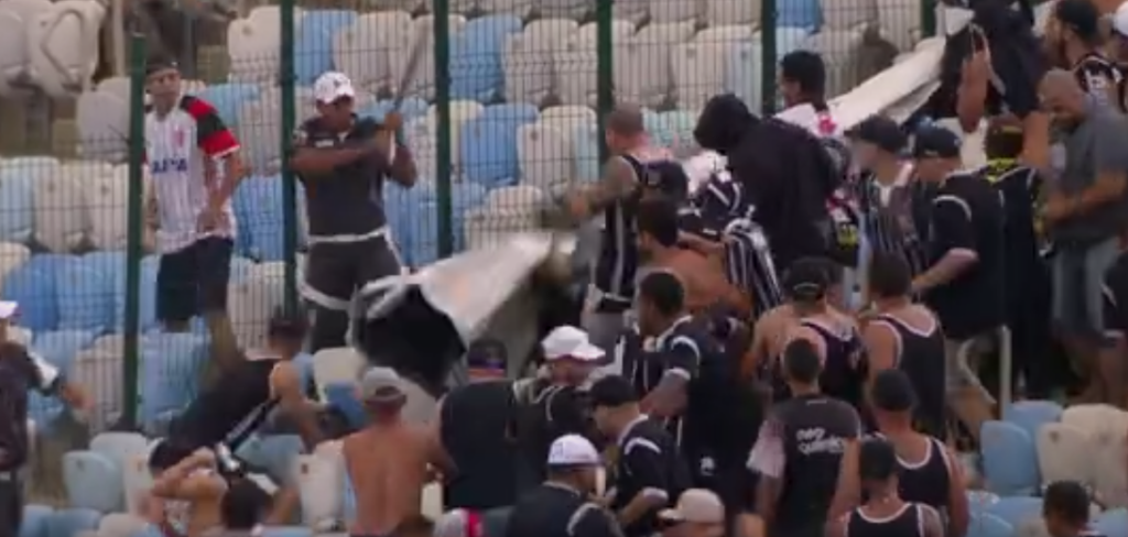 Torcedores e polícia entraram em conflito antes do jogo começar no Maracanã (Foto: Reprodução)