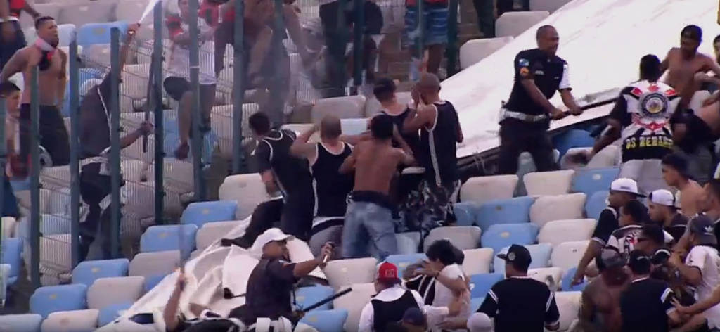 Corintianos tentaram invadir a área destinada aos torcedores flamenguistas no Maracanã (Foto: Reprodução)