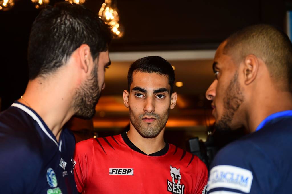 Evandro (E), jogador do Cruzeiro, Douglas Souza, do Sesi-SP, e Lucarelli, do Taubaté, durante o lançamento da Superliga Nacional Masculina e Feminina de Vôlei 2016/2017, em São Paulo.